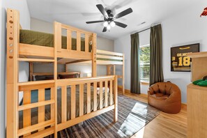 4 bedrooms, iron/ironing board, free WiFi, bed sheets