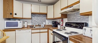 Cozy condo w/ golf course views, pet-friendly, balcony, bbq, fireplace, mudroom