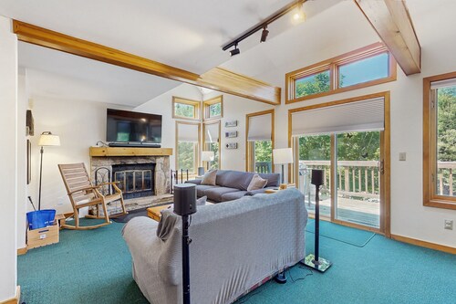 Cozy condo w/ golf course views, pet-friendly, balcony, bbq, fireplace, mudroom