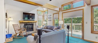 Cozy condo w/ golf course views, pet-friendly, balcony, bbq, fireplace, mudroom