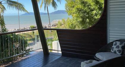 Beach vibes 2-bedroom house with gorgeous sea views in Machans Beach