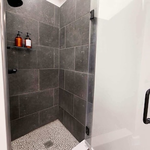 Dusche, Haartrockner, Shampoo