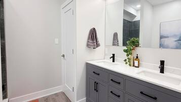 シャワー、ヘアドライヤー、タオル、石鹸