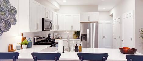 Mikrovågsugn, ugn, spishäll och diskmaskin