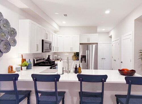 1500 ft² Space / 2 Bedroom 1.5 Bathrooms Apt / 5 Beds / SLEEPS 10