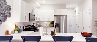 1500 ft² Space / 2 Bedroom 1.5 Bathrooms Apt / 5 Beds / SLEEPS 10