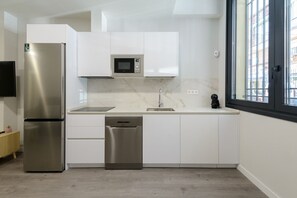 Een koelkast, een microgolfoven, een oven, een vaatwasser