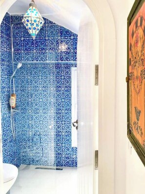 Douche, sèche-cheveux, serviettes fournies, savon