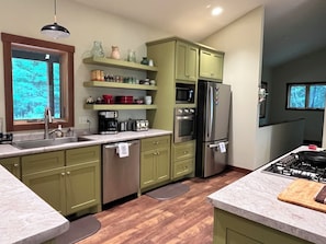 Four Ă micro-ondes, un four, surface de cuisson, lave-vaisselle