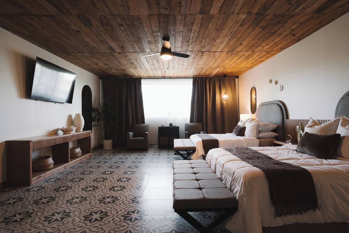 Deluxe tweepersoonskamer | Donsdekens, bedden met traagschuimmatrassen, een minibar, gratis wifi