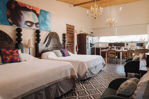 Cubrecamas, colchones con efecto memoria, minibar y wifi gratis 