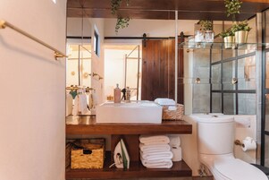 Signature House | Bathroom | Free toiletries, hair dryer, towels, soap