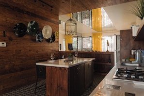 Loft luxo, vista para o lago | Opções para refeição no quarto