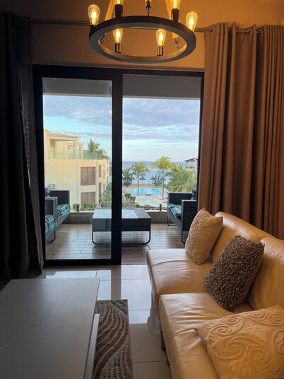 Oceanfront 3-bedroom condo with AC in Flic en Flac beach