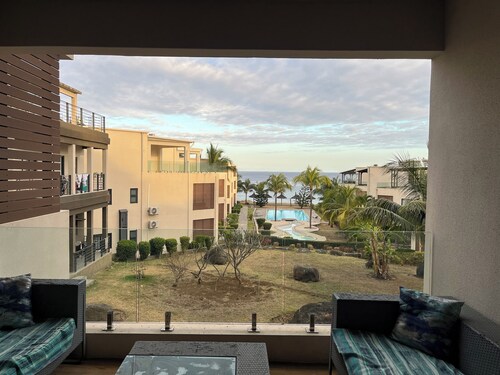 Oceanfront 3-bedroom condo with AC in Flic en Flac beach