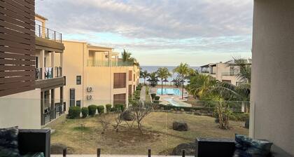 Oceanfront 3-bedroom condo with AC in Flic en Flac beach