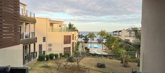 Oceanfront 3-bedroom condo with AC in Flic en Flac beach