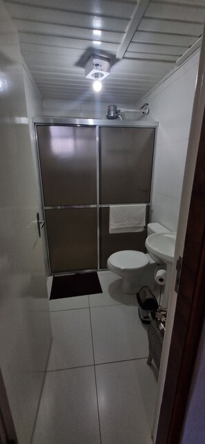シャワー、タオル、石鹸、トイレットペーパー