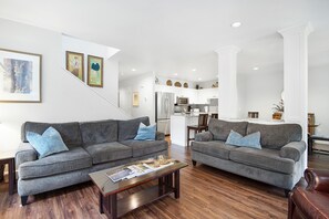TV, fireplace, books - Eaglewood 21 Sunriver with Pool,Tennis and Hot Tub (Sunriver)