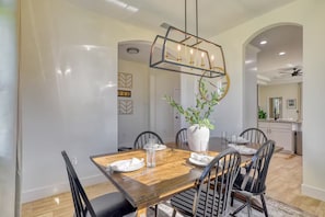 Dining - New Modern Tuscan Villa - Beach 10Min - Heated Salt Water Pool - Luxury Living (Rotonda West)
