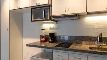 Microondas, placa de cocina, cafetera/tetera, utensilios de cocina