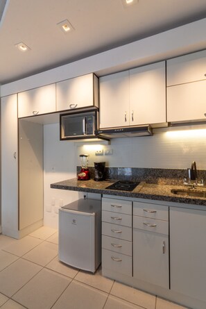 Microondas, placa de cocina, cafetera/tetera, utensilios de cocina