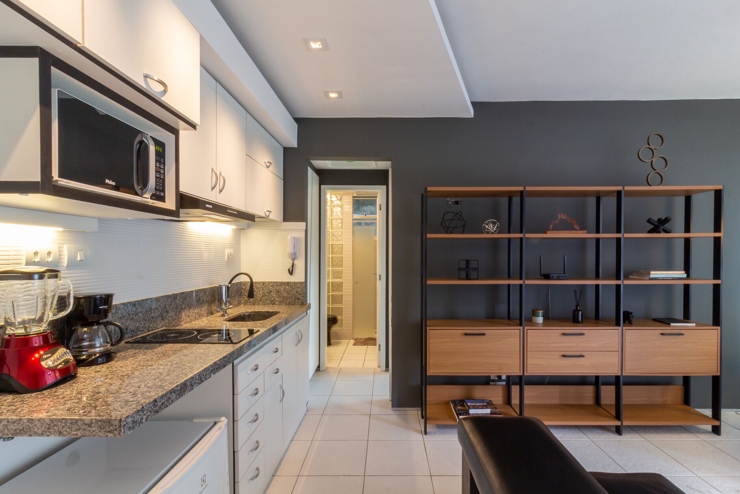 電子レンジ、コンロ、コーヒー / ティーメーカー、調理器具と食器