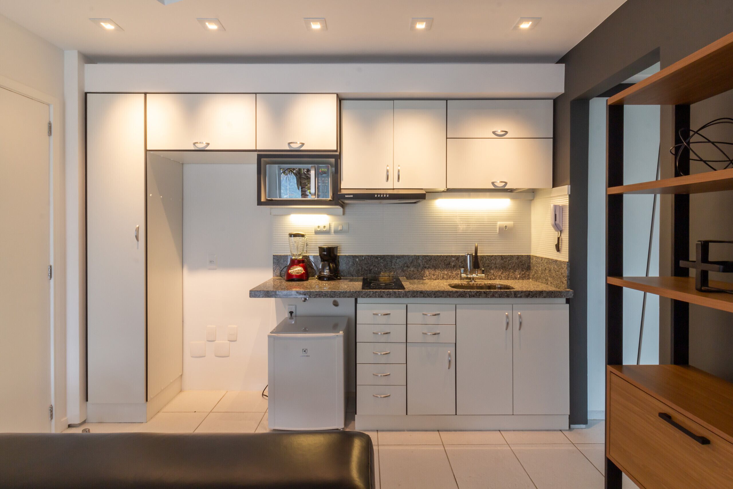 Mikrowelle, Herdplatte, Wasserkocher mit Kaffee-/Teezubehör