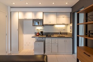 Microwave, stovetop, coffee/tea maker, cookware/dishes/utensils - House overlooking Rodrigo de Freitas Lagoon | VR2 (Rio de Janeiro)