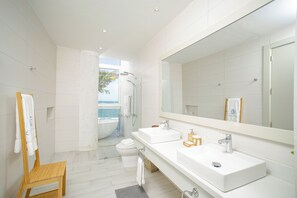 Villa Premium, vista a la playa | Baño | Amenidades de baño gratuitas, secadora de cabello, toallas, jabón
