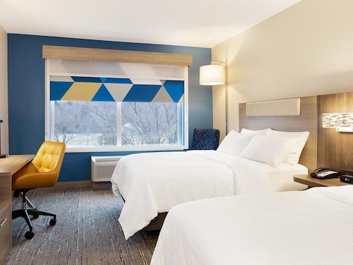 Relax in a Spacious Room w/ Mini-Fridge Near Shenandoah National Park