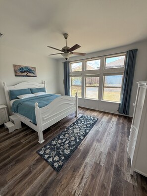 4 bedrooms, desk, WiFi, bed sheets