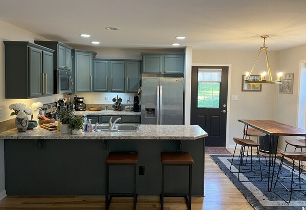 Fridge, microwave, oven, stovetop - New! Salamander Hill Cottage by Buffalo Mtn Getaway (Floyd)