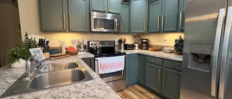 Coffee/tea maker, fridge, microwave, oven