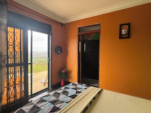 3 bedrooms, WiFi, bed sheets -  Self contained rooms with Beautiful View and pergola in the skyline of Mpigi. (Mpigi)