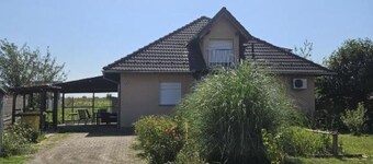 Close to highway, private parking, entire property only for you.