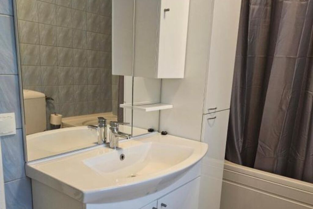 Haartrockner, Handtücher, Seife, Toilettenpapier