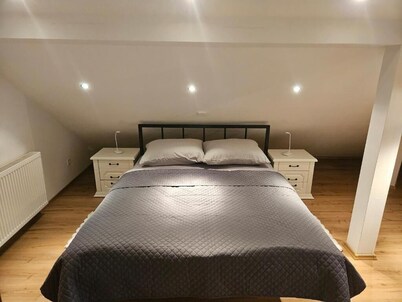 Close to highway, private parking, entire property only for you.