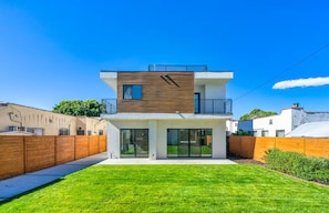 Exterior - 5BR/5.5BA New Villa in Los Angeles With Parking (Los Angeles)
