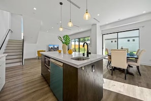 Fridge, microwave, oven, stovetop - 5BR/5.5BA New Villa in Los Angeles With Parking (Los Angeles)