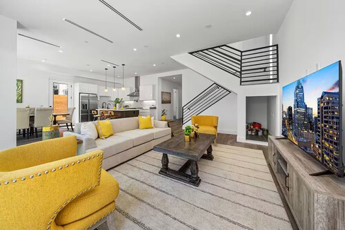 5BR/5.5BA New Villa in Los Angeles With Parking