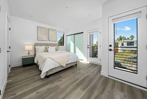 5 bedrooms, free WiFi, bed sheets - 5BR/5.5BA New Villa in Los Angeles With Parking (Los Angeles)
