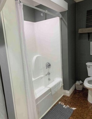 Shower, towels - Cottage # 2 in Fort Payne (Fort Payne)