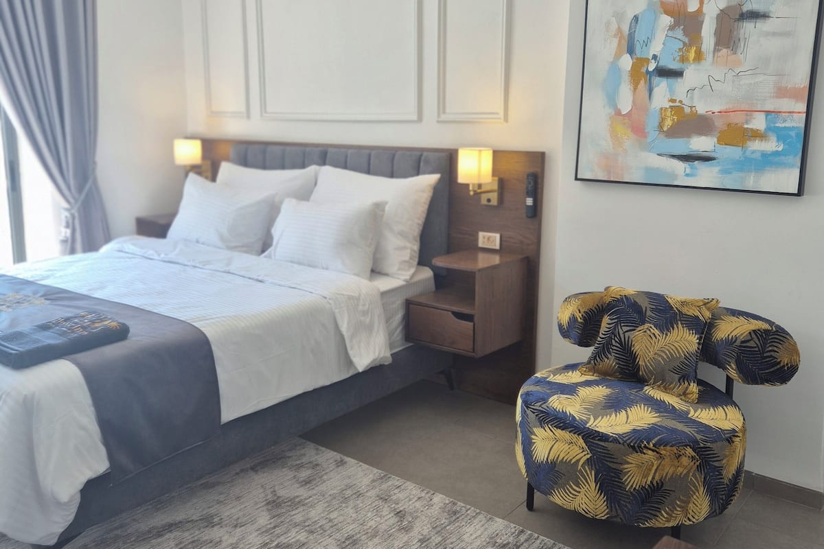 Egyptian cotton sheets, premium bedding, pillow-top beds, minibar