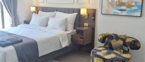 Superior Studio Suite, Balcony, City View | Egyptian cotton sheets, premium bedding, pillowtop beds, minibar