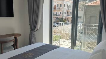 Superior Studio Suite, Balcony, City View | Egyptian cotton sheets, premium bedding, pillowtop beds, minibar