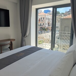 Estudi en suite superior, balcó, vistes a la ciutat | Llençols de cotó egipci i roba de llit d'alta qualitat 