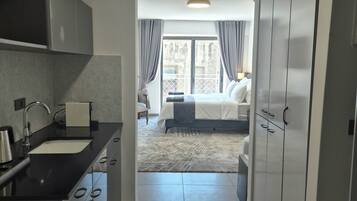 Suite estudio superior, balcón, vista a la ciudad | Sábanas de algodón egipcio y ropa de cama de alta calidad