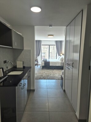 Superior studio suite, balkon, uitzicht op stad | Lakens van Egyptisch katoen, luxe beddengoed, pillowtop-bedden