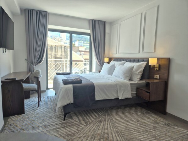 Superior Studio Suite, Balcony, City View | Egyptian cotton sheets, premium bedding, pillowtop beds, minibar